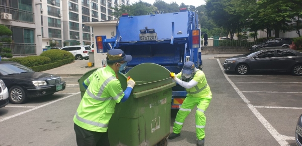 환경미화원 쓰레기 수거 모습