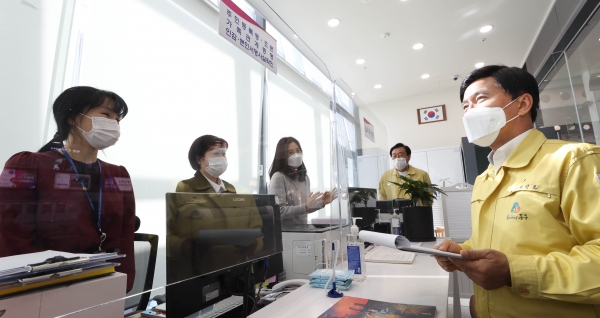 황인호 동구청장(오른쪽)이 대전역 민원센터를 찾아 직원들을 격려 중이다