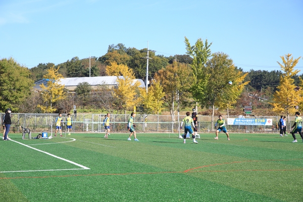 지난 25일 서산종합운동장 보조경기장에서 열린 제4회 서산시족구협회장기 족구대회 장면