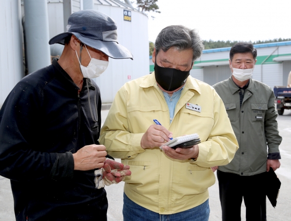 지난 25일 ‘2020년 공공비축미곡 산물벼 수매’를 진행하고 있는 근흥면 농협 벼 건조저장시설(DSC)을 찾아 농민들을 격려하고 있는 가세로 태안군수.