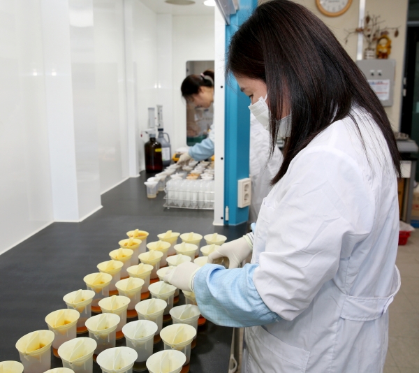 농업기술센터 친환경농업관리실에서 토양검사를 실시하고 있는 모습.