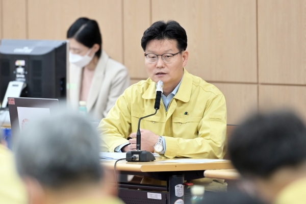 주간업무 보고회를 주재하고 있는 김정섭 시장