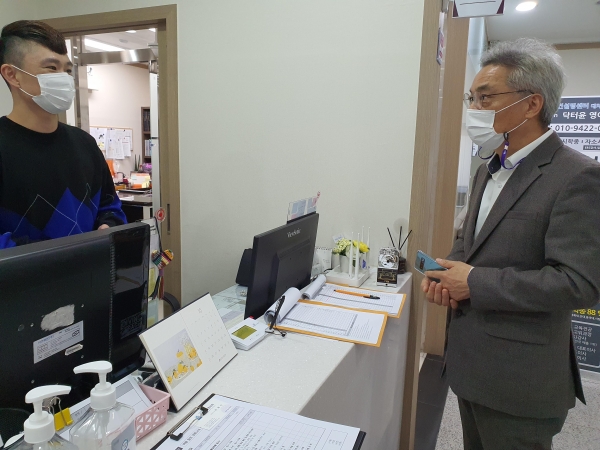 심해용 교육청소년과장이 지난 24일 코로나19 확진자가 지역사회에 늘어남에 따라 학원을 방문해 지도점검을 하고 있다.