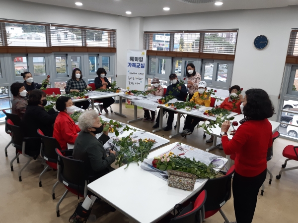 치매안심센터(환자가족을 위한 힐링 프로그램 운영 모습)