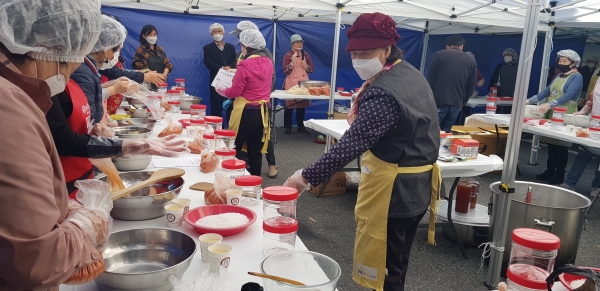 ‘온 마을 배움터-배워서 남 주자’의 첫 번째로 ‘고추장 담그기’ 행사