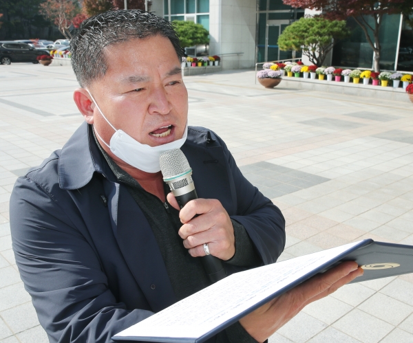 대전서구통장협의회는 26일 서구청 광장에서 세종시 이전을 위해 의향서를 제출한 중소벤처기업부를 향해 23개 동, 816명의 통장을 대표하여 ‘세종시 이전 철회 성명’을 발표했다.