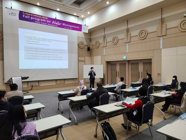 한국수자원공사와 유네스코 물 안보 국제연구교육센터가 공동진행하는 물·에너지 분야 글로벌 역량 강화 국제교육 진행 모습. (대전시 유성구 K-water 연구원)