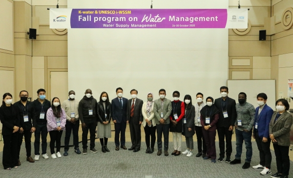 한국수자원공사와 유네스코 물 안보 국제연구교육센터가 공동진행하는 물·에너지 분야 글로벌 역량 강화 국제교육 참가자 기념 촬영.