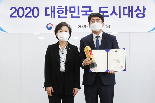26일 서울 국토발전전시관에서 열린 2020 대한민국 도시대상 시상장면(좌부터 김현미 국토교통부장관, 맹정호 서산시장)