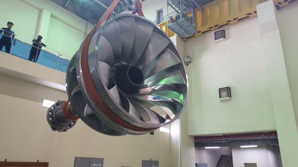 최근 100% 국산화 개발에 성공한 50메가와트급 수차 러너의 실증을 위해 한국수자원공사 합천댐지사의 합천수력발전소에 설치하고 있다(2020년 6월).