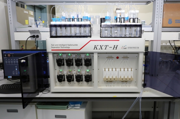 한국원자력연구원이 자체 개발한 자동핵종분리장치.