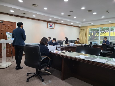 ‘2020년 적극행정‧정부혁신 우수사례 경진대회’ 심사위원들이 서구청 보라매실에서 심사를 하고 있다