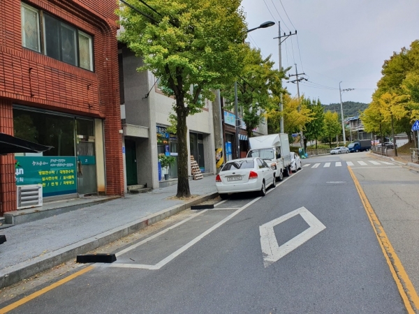 경사진 주차장에 설치된 카스포터