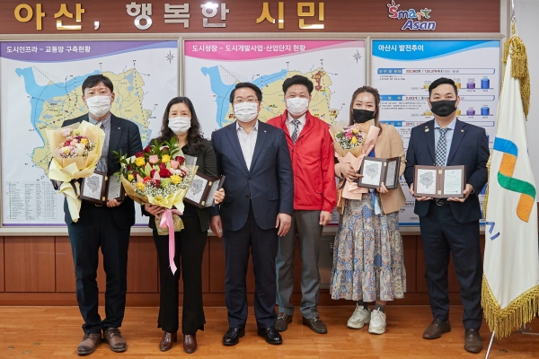 ‘우수 로타리언’ 시장표창 후 기념사진을 찍고 있다.