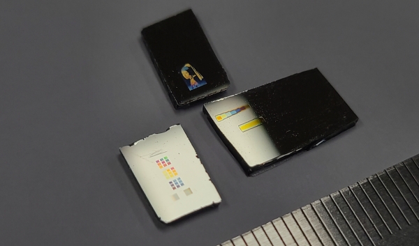 레이저 유도 열수성장으로 제작된 다양한 색상 팔레트와 그림들.