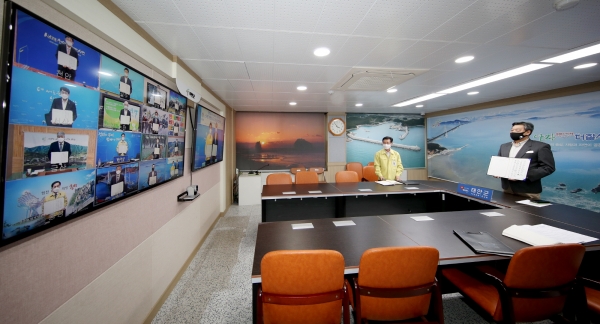 사진은 27일 태안군청 영상회의실에서 열린 ‘스마트 지방상수도 그린뉴딜 사업 기본협약식’ 모습.