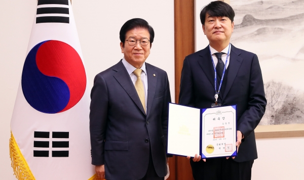 박병석 국회의장은 28일 김동훈 법무법인 삼환 대표변호사에게 국회공직자윤리위원 위촉장을 전달했다.