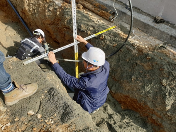 횡성에서 지방상수도 신규관로로 교체하는 모습