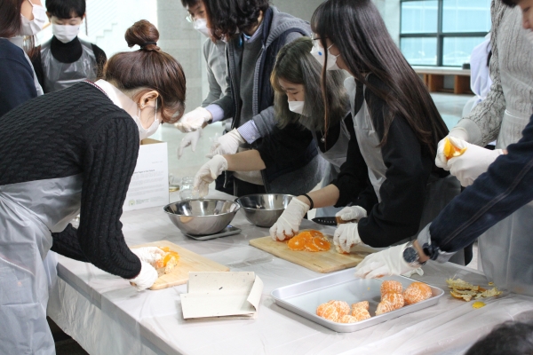 27일 성암기념중앙도서관 앞에서 지역사회 과일청 나눔 봉사활동과 인생사진 포토존 기부식