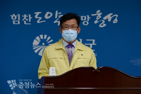 박성래 홍성군 가정행복과장이 28일 여성친화도시 관련 브리핑을 하고 있다.