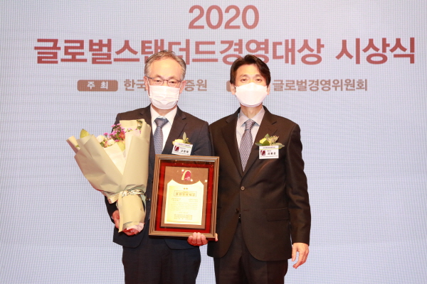 지난 27일 열린 “제19회 글로벌스탠더드경영대상(GSMA)”시상식에서 안전경영대상(2년 지속대상)을 수상 모습 (왼쪽 고영태 사장)