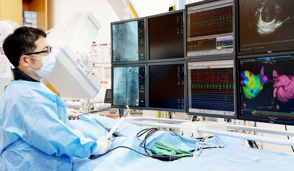 전극도자 절제술 시연하는 최민석 유성선병원 심장센터장.