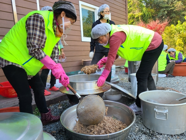 직접 담근 돼지고기 150kg 장조림 전달