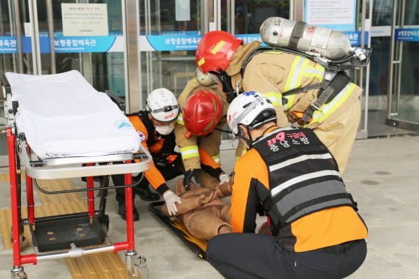 보령소방서, 보령종합체육관 가상화재 출동훈련 장면