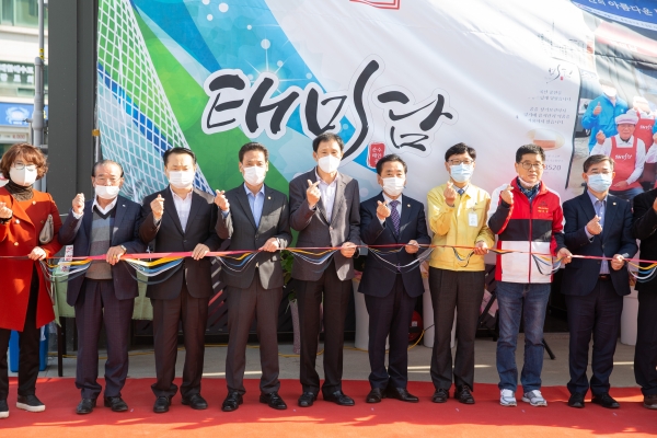 임정래 서부발전 국정과제추진실장(가운데)이 28일 시니어 일자리창출을 위한 태미담(두부생산공장) 확장‧이전 개소식에서 테이프 커팅을 하고 있다.