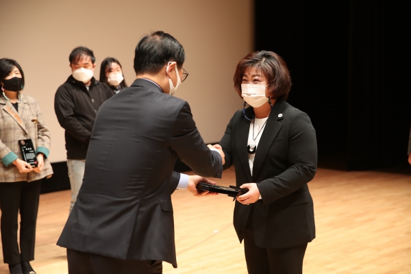 29일 시청 봉서홀에서 수해복구 유공 표창 수여식을 열어 복구 현장에 도움을 준 자원봉사자와 군인, 공무원들에게 표창패를 전달하고 기념사진을 촬영하고 있다.