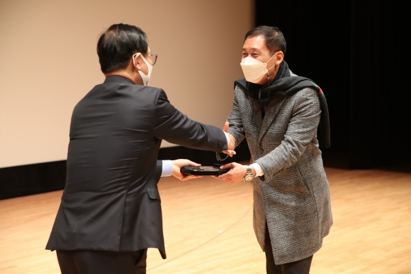 29일 시청 봉서홀에서 수해복구 유공 표창 수여식을 열어 복구 현장에 도움을 준 자원봉사자와 군인, 공무원들에게 표창패를 전달하고 기념사진을 촬영하고 있다.