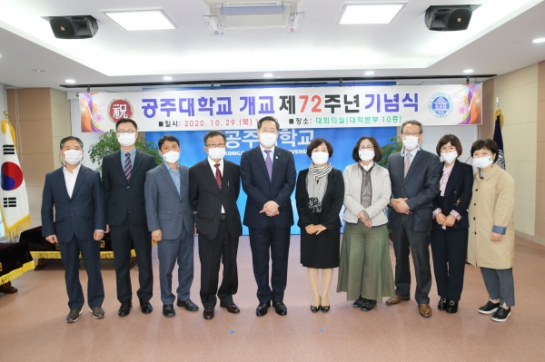 개교 72주년 행사 유공자들 단체사진