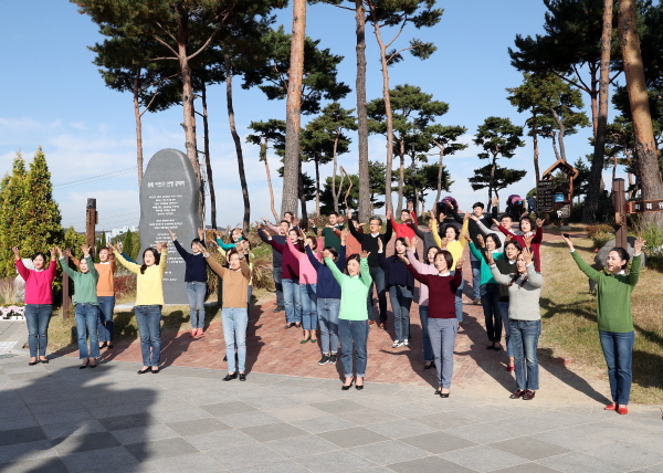 29일 유림공원에서 창단 30주년을 맞이한 유성구합창단이 정용래 유성구청장, 유성구청 직원들과 함께 주민들을 위한 합창 공연 모습