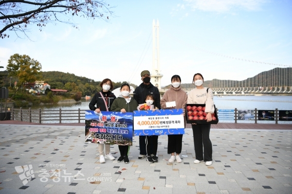 예당호 출렁다리를 400만번째로 방문한 김해시 거주 조가연 씨 가족 기념촬영