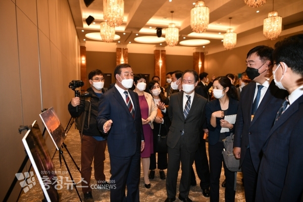 황선봉 예산군수(왼쪽에서 두번쨰)가 도미타 고지 주한일본대사(오른쪽에서 네번째) 등 제6회 환황해포럼 참석 내·외빈에게 예당호 출렁다리를 소개하는 모습