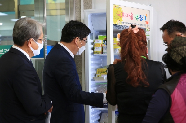 맹정호 서산시장이 국화마을 나눔냉장고를 둘러보는 장면