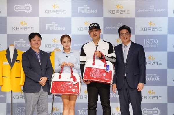 ‘2020 KB국민카드 GATOUR 7차 결선’ 시상식에서 (왼쪽부터) KB 국민카드 전민수 팀장, 초청선수 신수지, 초청선수 윤석민, 골프존 손장순 상무가 기념 촬영을 하