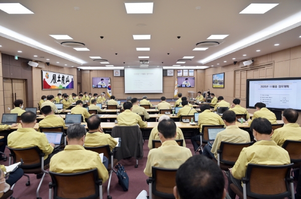 2일 시청 대백제실에서 열린 월중업무계획 보고회 개최 모습