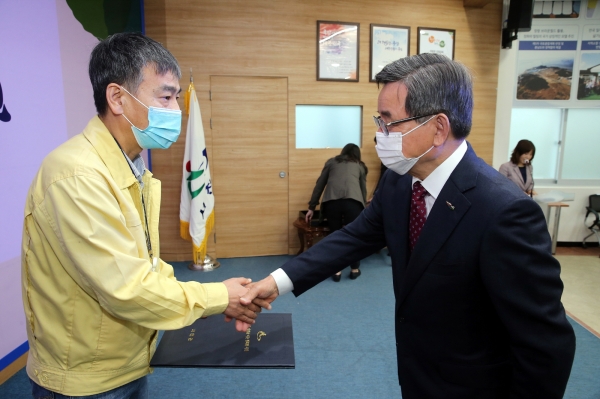 공무원 특별성과상여금 혜택 부여 ( 육희수 주무관)