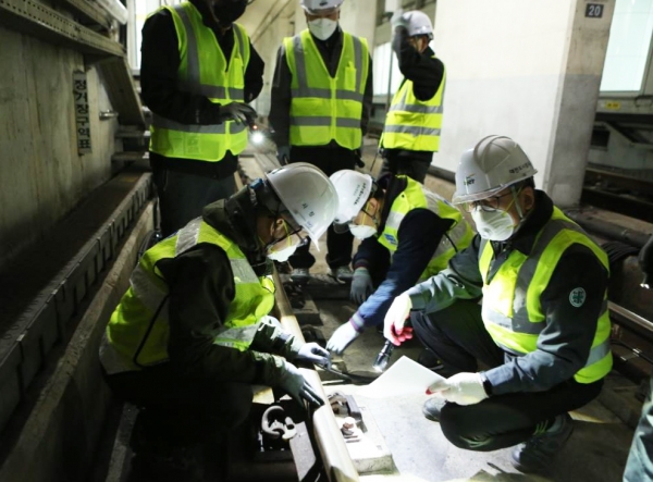 지난 31일 새벽, 대전도시철도공사 김경철 사장과 간부 직원들이 도시철도 지하     터널 내 주요 시설물을 점검하고 있다.