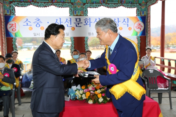 문정우 금산군수  모범공직자 수상모습