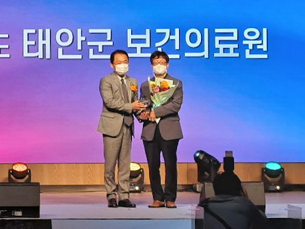 지난 30일 롯데호텔월드 3층 크리스탈볼룸에서 열린 ‘제10회 결핵예방의 날’에서 보건복지부 장관 표창을 수상하고 있는 허종일 태안군보건의료원장.