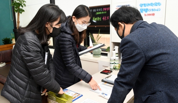 2일 중구 관내 의료기기 판매업소(무료체험방)를 특별 점검하는 중구청 관계자