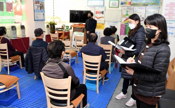 2일 중구 관내 의료기기 판매업소(무료체험방)를 특별 점검하는 중구청 관계자