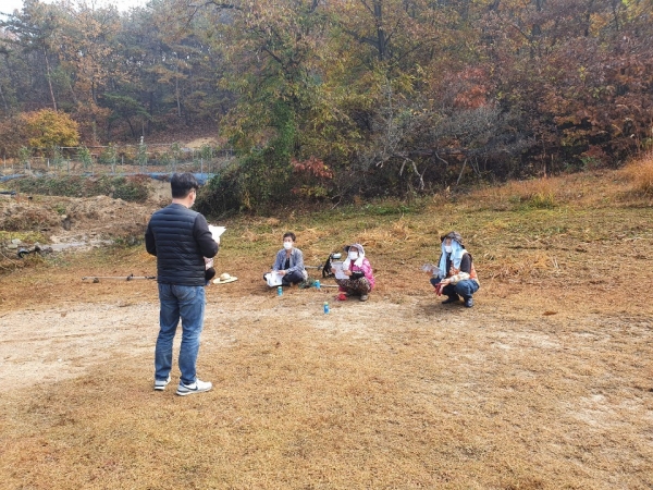 2일 중구 정생동 백자가마터 교육 및 제초작업 모습