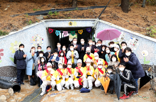 지난 1일 산장산 진입 굴다리 앞에서 ‘진잠동 굴다리 안심길 디자인 사업’ 마무리 행사가 개최되고 있는 가운데 행사에 참석한 정용래 유성구청장이 마음쉼터 심심풀이 회원, 주민들과 함께 기념촬영