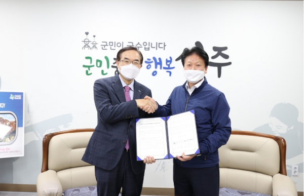 한국조폐공사는 2일 성주군청 회의실에서 성주군청과 카드형 성주사랑상품권 발행을 위한 업무협약을 체결했다.(사진 왼쪽 조용만 조폐공사 사장, 오른쪽 이병환 성주군수)