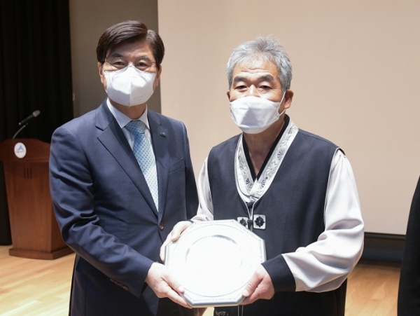 (왼쪽부터) 이춘희 세종시장과 주장웅 전의궁장.