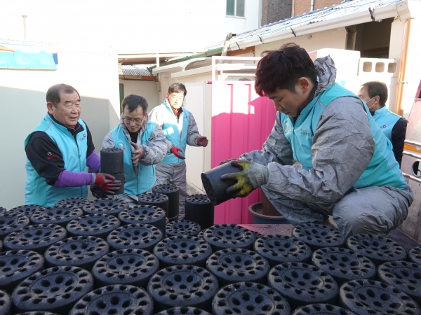 지난해 연탄배달 활동 장면