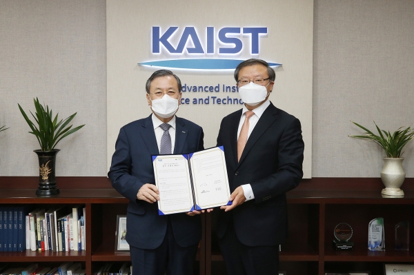 (왼쪽부터)KAIST 신성철 총장과 건양대병원 최원준 의료원장이 업무협약 체결 후 기념촬영을 하는 모습